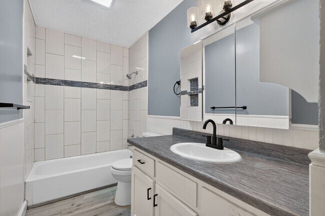 Building Photo - Newly Remodeled | 4 Bedroom | 1 Bathroom | Springfield MO!