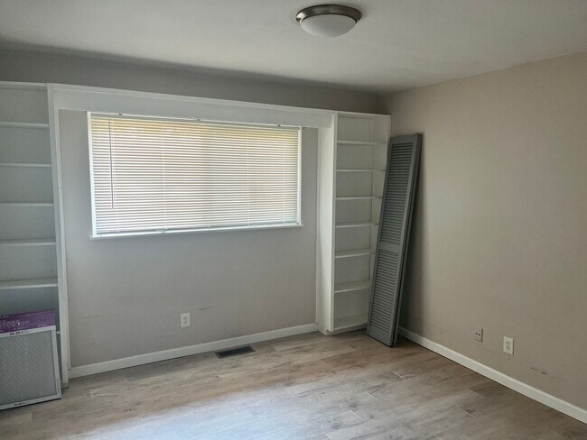 Building Photo - **Spacious 5-Bedroom Home with Modern Upda...