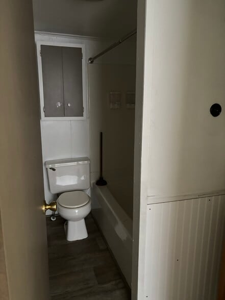 Bathroom - 196-1 S Mount Vernon Ave