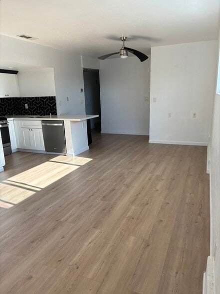 View of living room & kitchen - 3051 Malcolm Ave