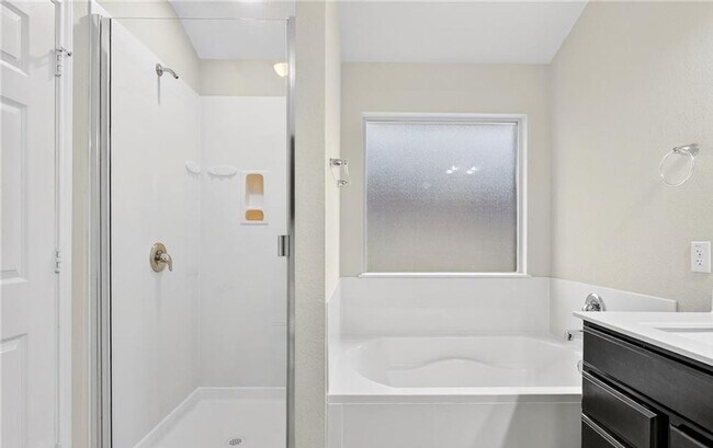 Building Photo - 4 bedroom 2 bathroom house! HOUSING ACCEPTED! MOVE-IN SPECIAL!!