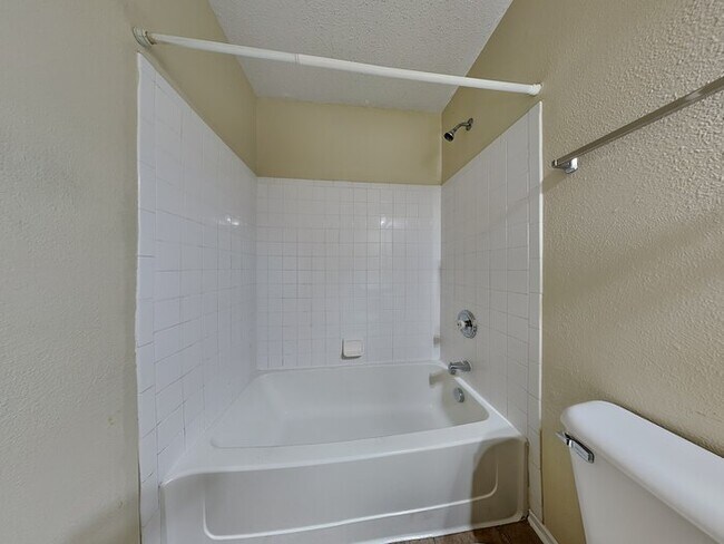 Building Photo - 3 bed 2.5 bath in Fishers!