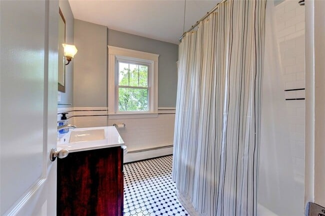 Building Photo - ****Pawtucket/Oakhill - Three Bed Single F...