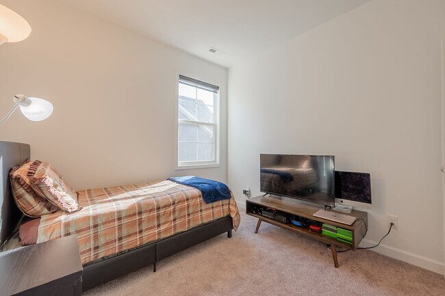 Building Photo - Modern Home with Open Floor Plan in Blacksburg