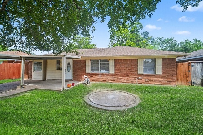 Building Photo - 2121 Hickory Ln