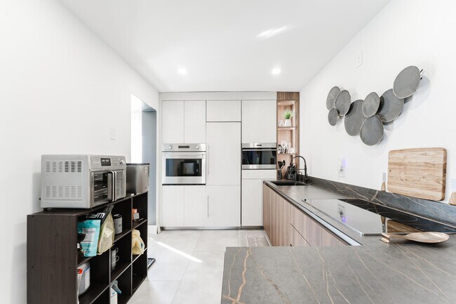 Building Photo - 800 E Camino Real