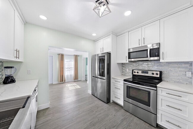 Building Photo - 135 E 28th St