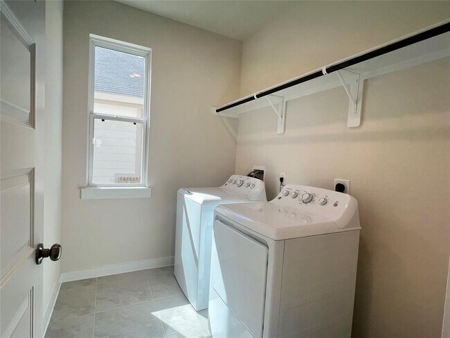 Building Photo - 7238 Clearwater Cv Dr