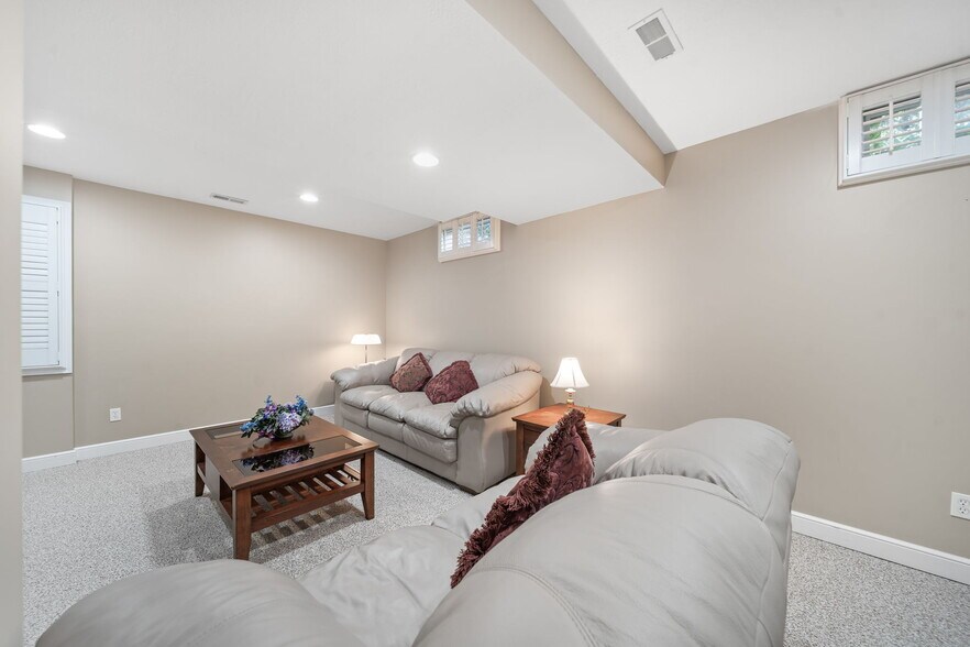 Building Photo - 4939 Stonehaven Dr