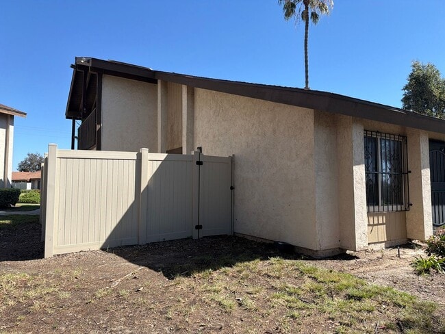 Building Photo - Remodeled Spring Valley Townhome