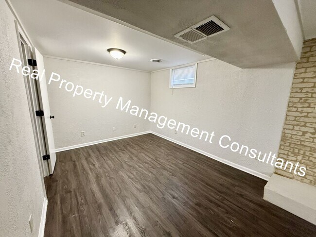 Building Photo - Beautifully Updated Split-Level 3 Bedroom Home in Blue Springs