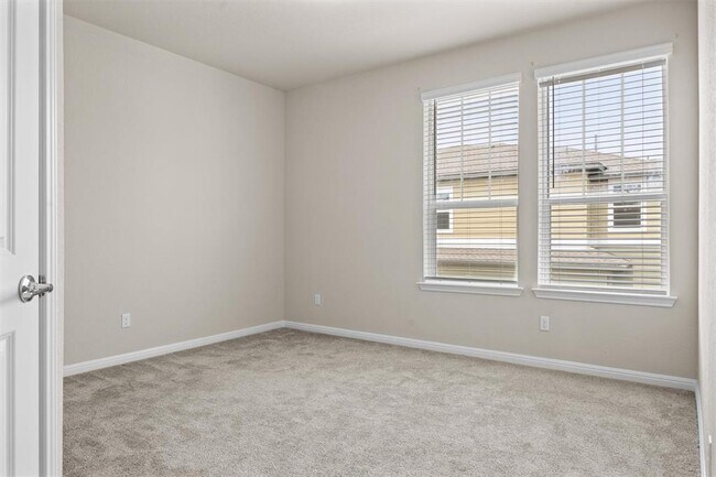 Building Photo - 1020 Vista View Dr