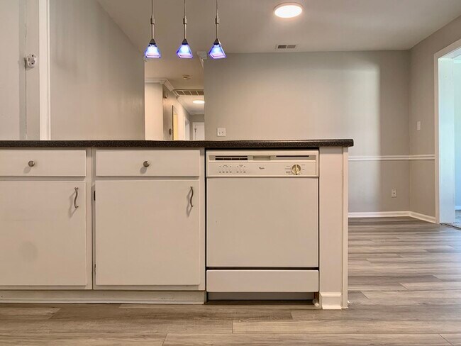 Building Photo - 3 BEDROOM HOME FOR RENT IN OAKWOOD FARMS!