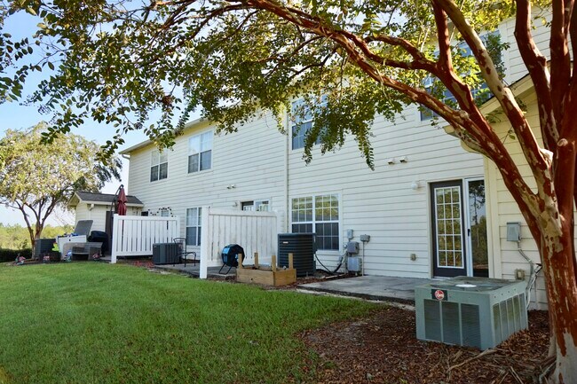 Building Photo - 765 Majestic Dr