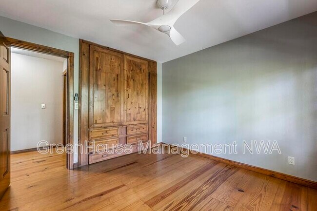 Building Photo - 8984 Falls Hollow Rd