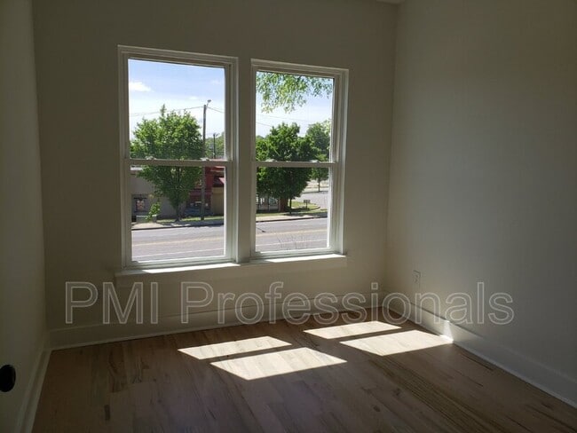 Building Photo - 215 Eisenhower Dr