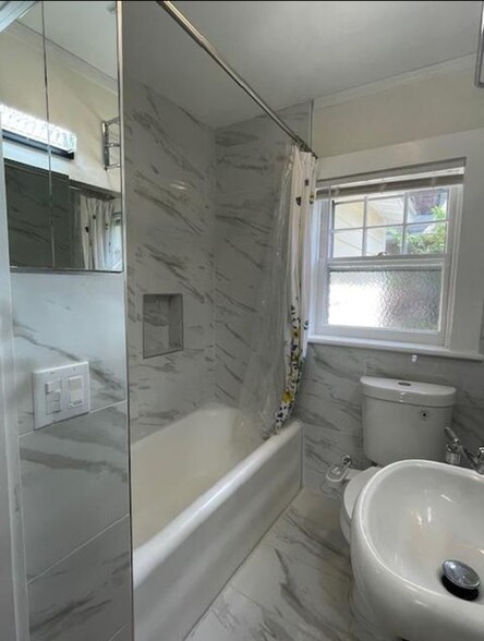 shared bathroom - 76 Glen Ridge Ave