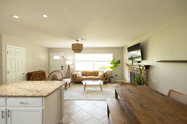 Building Photo - 650 S Park Ave