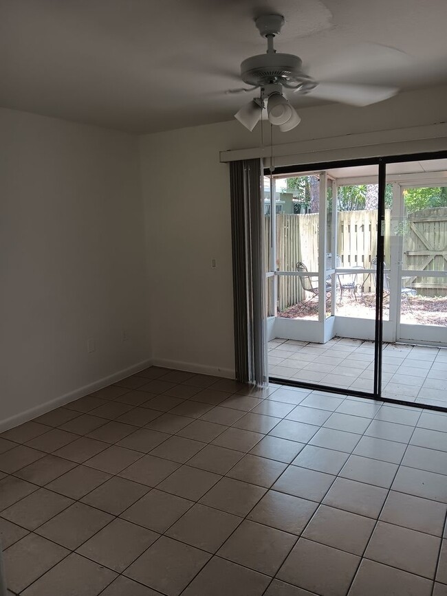 Building Photo - Annual 2 bed/ 1 1/2 bath condo available N...