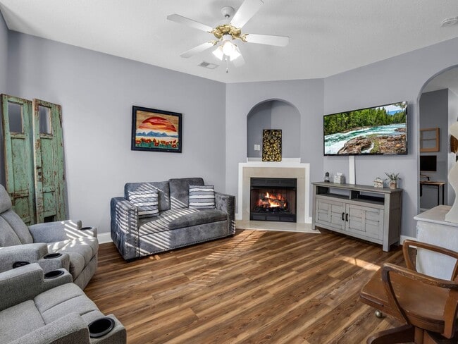 Building Photo - Cute- two bedroom townhome