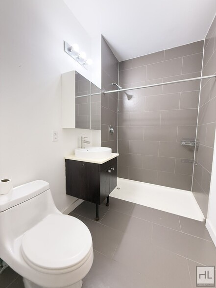 Building Photo - NO FEE / Spacious Sunlit Bushwick Studio /...