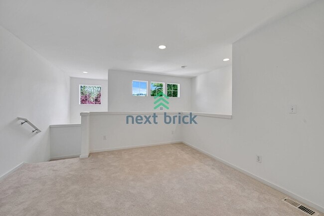 Building Photo - 3 BED & 2.5 BATH Town house FOR RENT