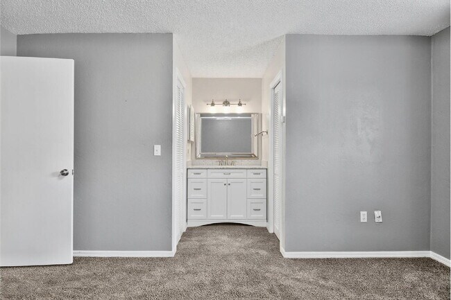 Building Photo - BEAUTIFULLY UPDATED