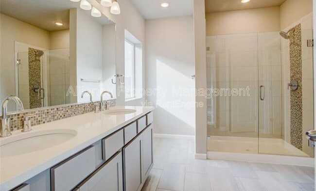 Building Photo - 1168 Solitaire St