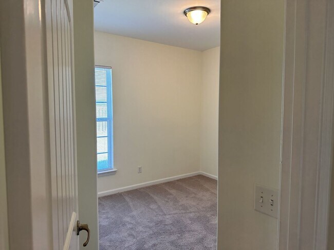 Building Photo - 20 Wesleyan Dr