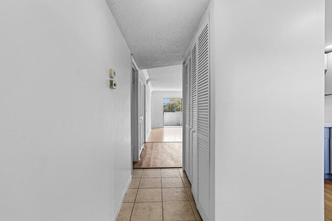 Building Photo - 6075 N Sabal Palm Blvd