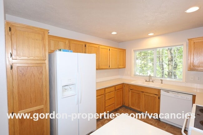 Building Photo - NE Halsey St - 2 bedroom townhouse with de...