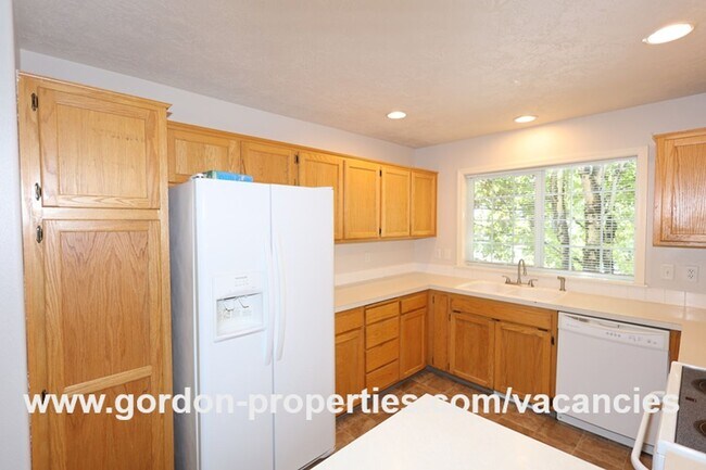 Building Photo - NE Halsey St - Gresham 2 bedroom townhouse with den/office