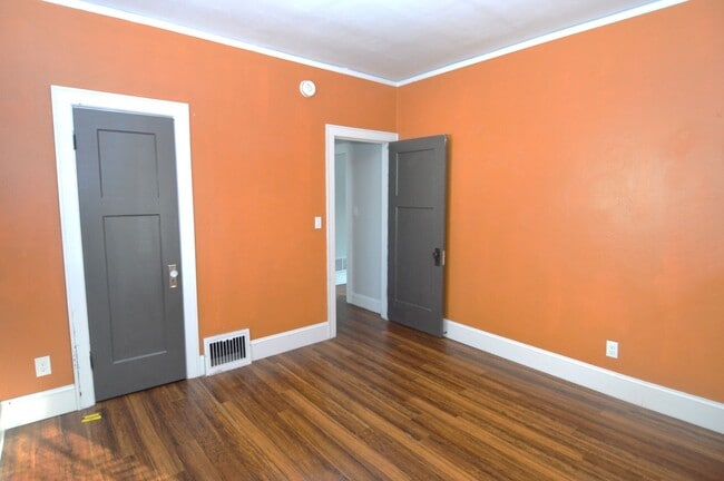 Building Photo - Spacious 4 Bed 2 Bath Home Lots of Storage