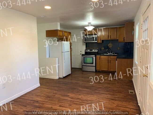 Building Photo - 3 bedroom & 1 bathroom beautiful home! Rea...