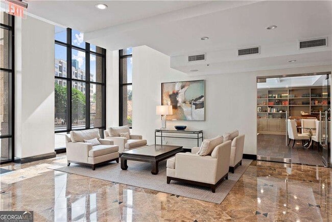 Building Photo - 3481 Lakeside Dr NE