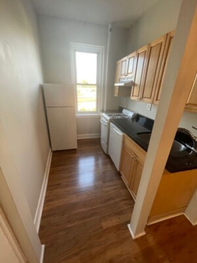 Building Photo - Allston 2 bedroom apartment - Available 6/1