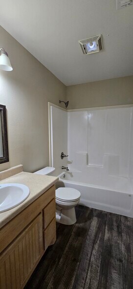 Building Photo - 633 Scout St