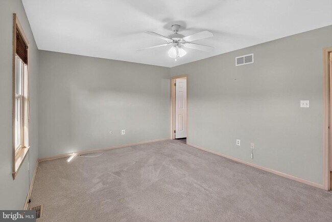 Building Photo - 562 Susan Dr
