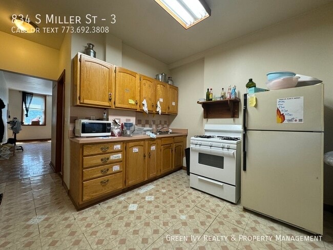 Building Photo - 834 S Miller St