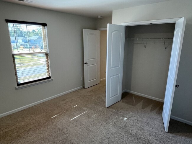 Building Photo - Spacious 5 Bed home in East Charlotte