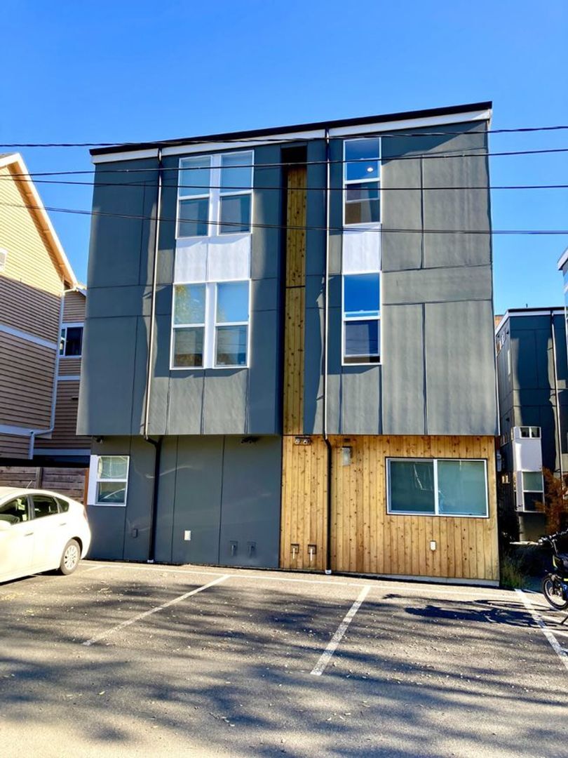 Building Photo - 5011 A 40th Ave NE
