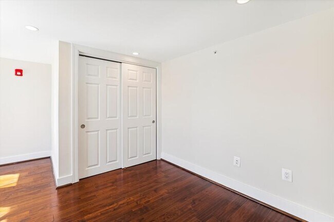 Building Photo - 625 Park Rd NW