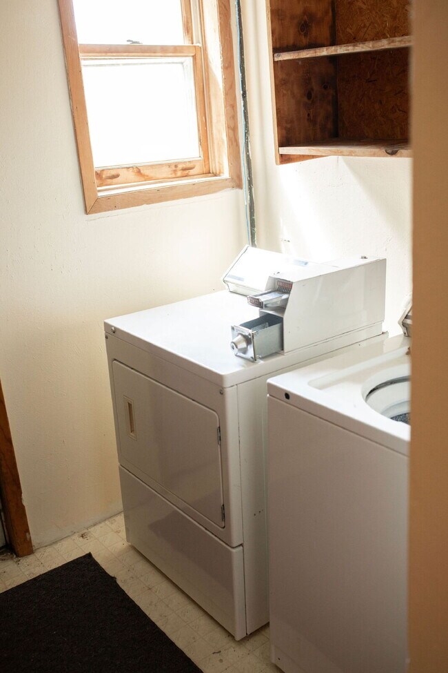 Building Photo - New On Market - 3 Bedroom, 1 Bathroom Duplex