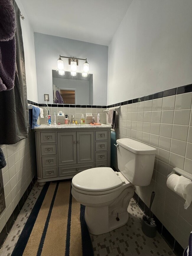 Building Photo - 3 bedrooms- 1.5 bath home
