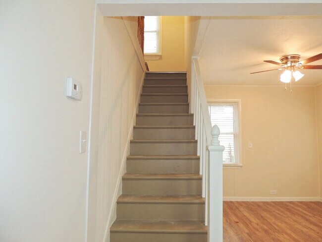 Building Photo - 3 Bed - 1.5 Bath Bungalow for Rent in Eastlake | Enchanting!