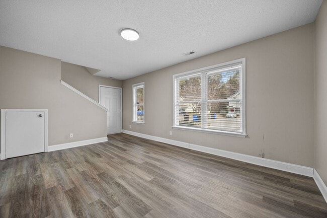 Building Photo - 3 Bedroom Duplex in Lillington