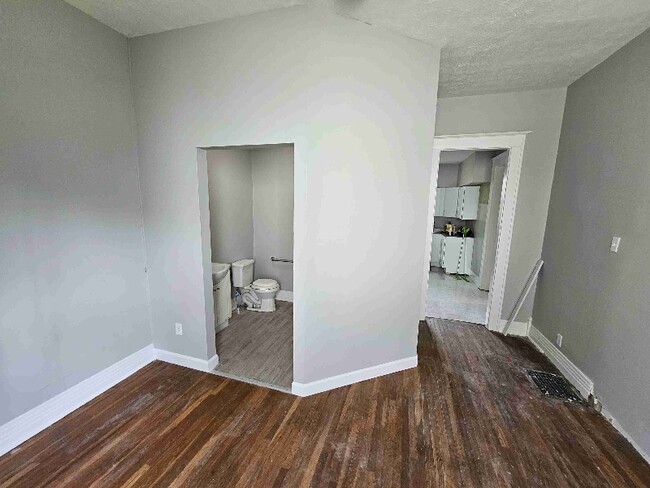 Building Photo - 312 S Nichols Ave