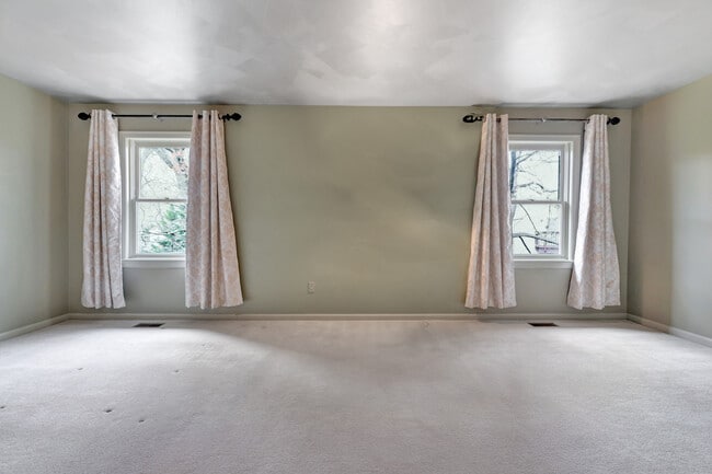 Building Photo - 1053 N George Mason Dr