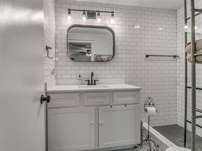 Building Photo - 621 N 16th St