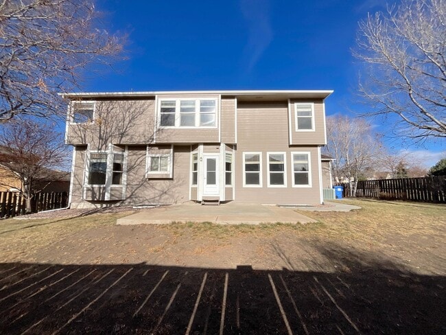 Building Photo - 5 Bedroom Home Available Near Rangewood Dr & Vickers Dr!